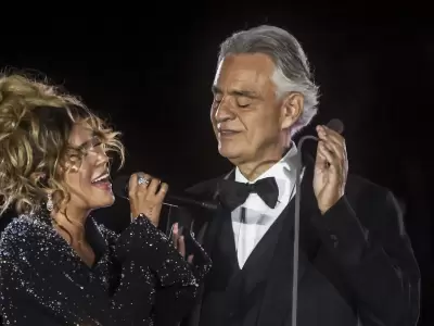 Andrea Bocelli y Karol G interpretaron juntos 'Vivo por ella' en la Plaza de San Pedro. /