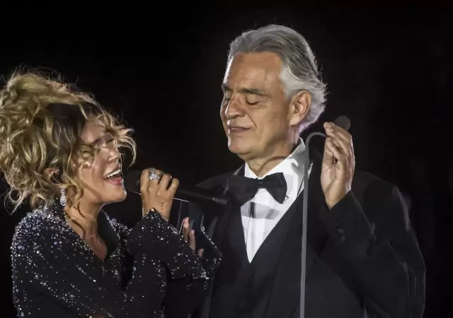 Andrea Bocelli y Karol G interpretaron juntos 'Vivo por ella' en la Plaza de San Pedro. /