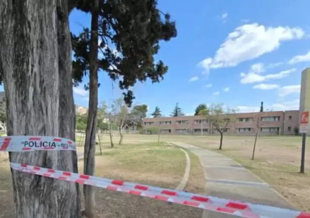 El hecho ocurri en una plaza lindera al colegio del barrio Los Eucaliptos, donde el adolescente cursaba segundo ao.