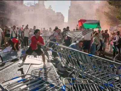 Un gran evento del ciclismo se empa�� por manifestantes extremistas y un Gobierno espa�ol que politiza el deporte.