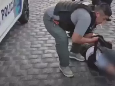 El momento en que uno de los delincuentes cae en manos de la Polic�a. /