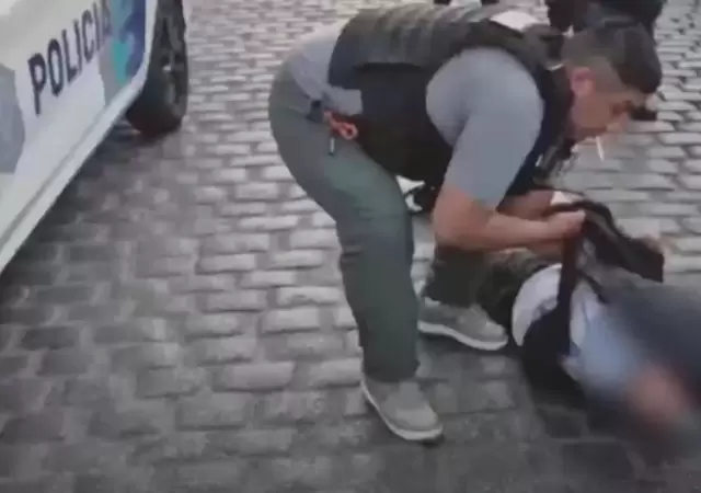 El momento en que uno de los delincuentes cae en manos de la Polic�a. /