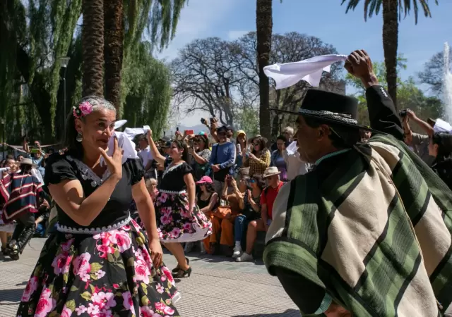 Cuequita repicada, con espuela, poncho y pa�uelo.