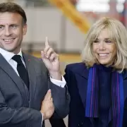 Emmanuel y Brigitte Macron presentarán pruebas para demostrar que la primera dama es mujer