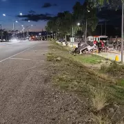Un joven de 25 a�os muri� tras chocar su auto contra un muro y un poste en Maip�
