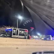 Muri� un motociclista tras impactar contra un muro y luego ser atropellado