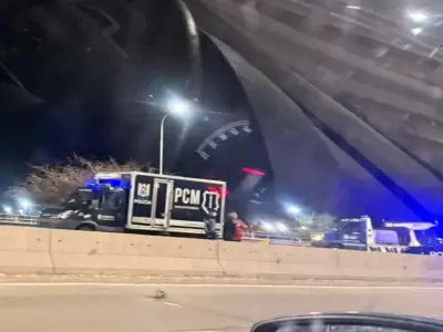 Muri� un motociclista tras impactar contra un muro y luego ser atropellado