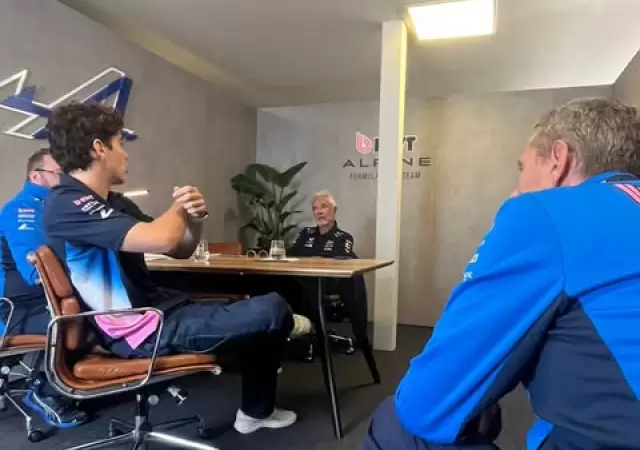 Franco Colapinto y Briatore hablan en las oficinas de Alpine.