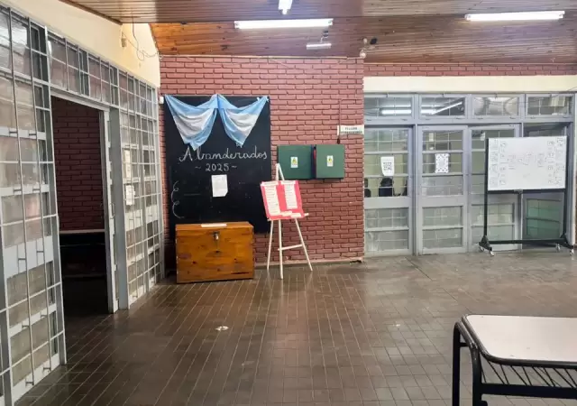 El chico de 15 a�os le mostr� la r�plica del arma a una compa�era. La chica le avis� a su t�a. La mujer dio aviso al colegio.