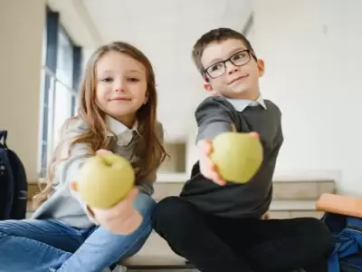 La propuesta incluye frutas, miel y productos locales de estaci�n que llegan directamente a las escuelas.