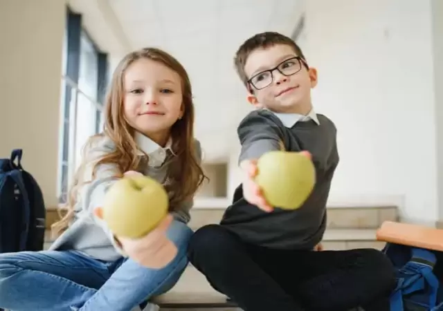 La propuesta incluye frutas, miel y productos locales de estaci�n que llegan directamente a las escuelas.