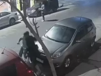 El agresor persiguio a su victima, lo golpeo salvajemente y le asesto multiples puntazos con un destornillador hasta dejarlo inconsciente.
