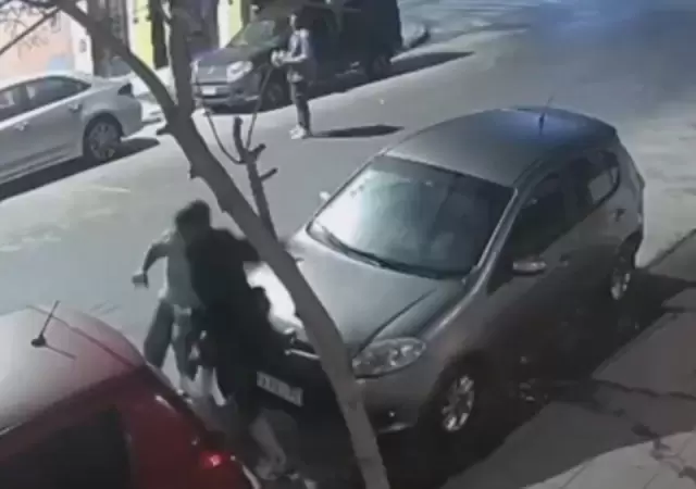 El agresor persiguio a su victima, lo golpeo salvajemente y le asesto multiples puntazos con un destornillador hasta dejarlo inconsciente.