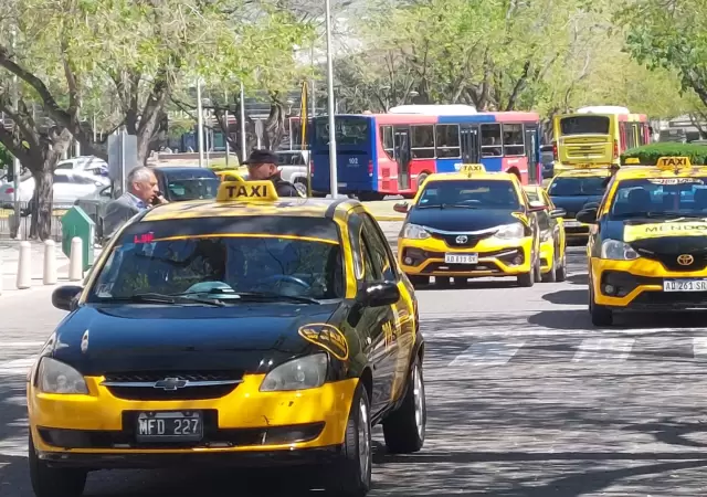Los choferes de taxis se hicieron o�r y se�alaron la necesidad urgente de establecer un cupo para las apps.