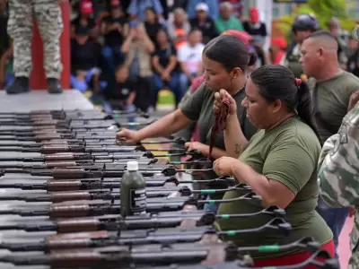 Miles de civiles se adiestran en Venezuela con la gu�a de las fuerzas armadas por si se produjera una ofensiva terrestre de Estados Unidos.