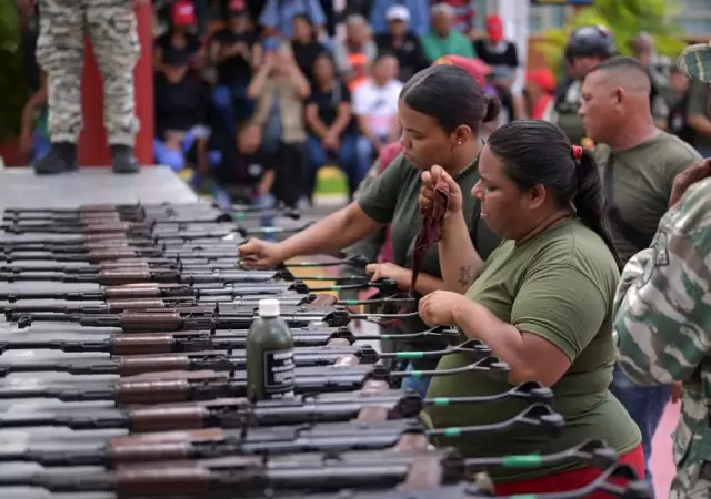 Miles de civiles se adiestran en Venezuela con la gu�a de las fuerzas armadas por si se produjera una ofensiva terrestre de Estados Unidos.