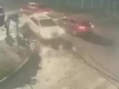El momento en que las amigas suben a la camioneta blanca/ Fuente: Captura de video