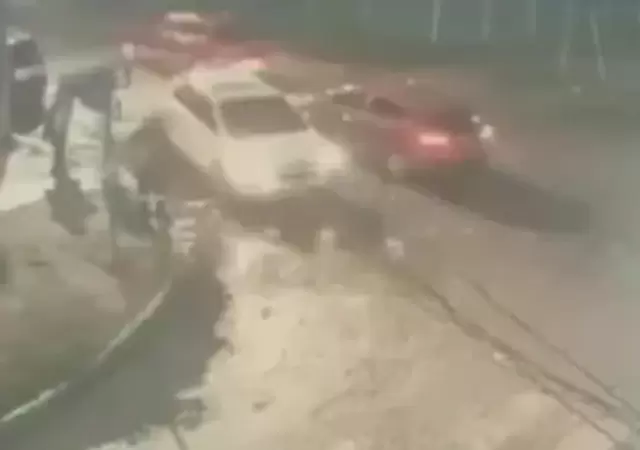 El momento en que las amigas suben a la camioneta blanca/ Fuente: Captura de video