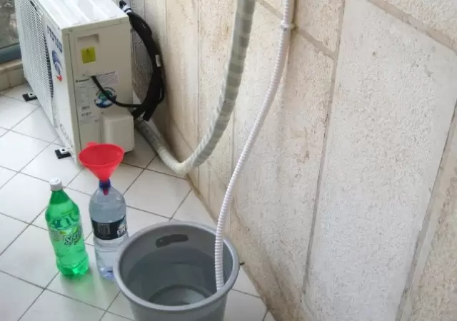 Un equipo dom�stico de 2,5 a 3,5 kW puede generar entre 0,5 y 1 litro de agua por hora en climas c�lidos.