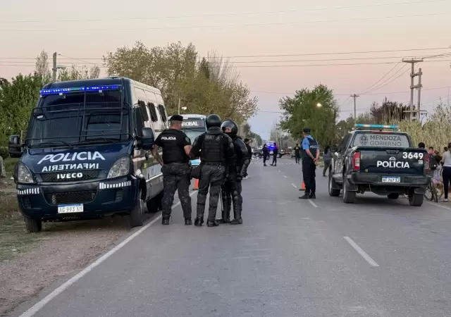 Las hermanitas de 8 y 11 a�os perdieron la vida cuando descendieron de un colectivo y, al cruzar la calle, fueron embestidas por otro micro. /