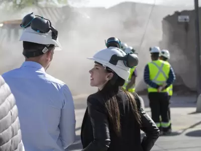 Mercedes Rus supervisa la demolicion de la vivienda que era utilizada como b�nker narco. /
