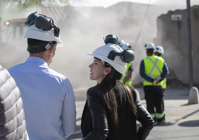 Mercedes Rus supervisa la demolicion de la vivienda que era utilizada como b�nker narco. /