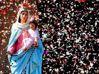 Una multitud despidi� a la imagen de la Virgen bajo una lluvia de p�talos, en un clima de recogimiento y emoci�n.