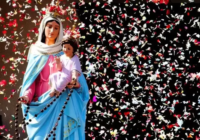 Una multitud despidi� a la imagen de la Virgen bajo una lluvia de p�talos, en un clima de recogimiento y emoci�n.