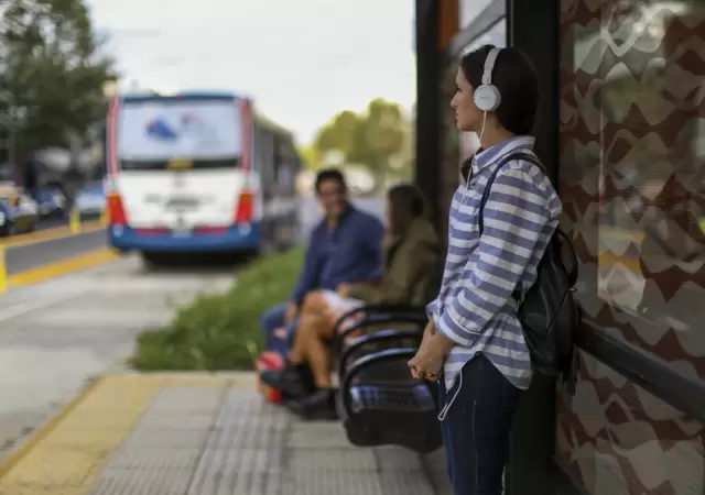 La pobreza en Argentina baj� a 31,6% en el primer semestre de 2025, pero Donza destacan la necesidad de pol�ticas estructurales.