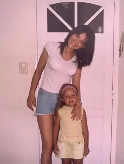 Antonella Oliveras junto a su mam�.