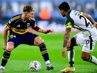 Barinaga enfrenta a Lucas Gonz�lez en el encuentro entre Boca y Defensa y Justicia. (Foto: gentileza)