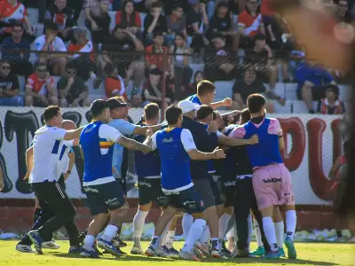 El festejo de los jugadores de Colegiales en el Omar H. Sperdutti