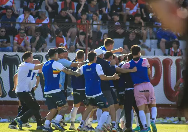 El festejo de los jugadores de Colegiales en el Omar H. Sperdutti