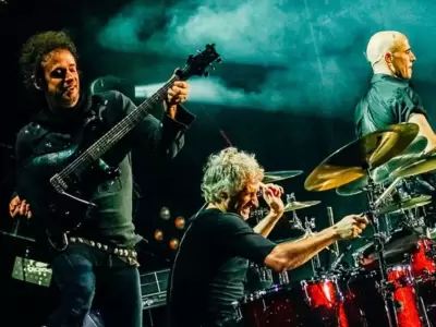Las calles porte�as hablan: los afiches con los legendarios nombres de Soda Stereo encienden la cuenta regresiva.