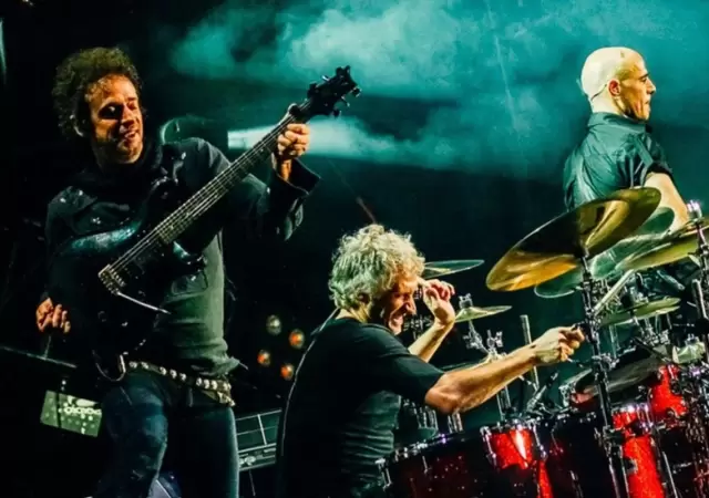 Las calles porte�as hablan: los afiches con los legendarios nombres de Soda Stereo encienden la cuenta regresiva.