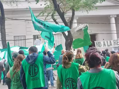 Estatales de Mendoza marcharon contra la reforma laboral en la Legislatura.