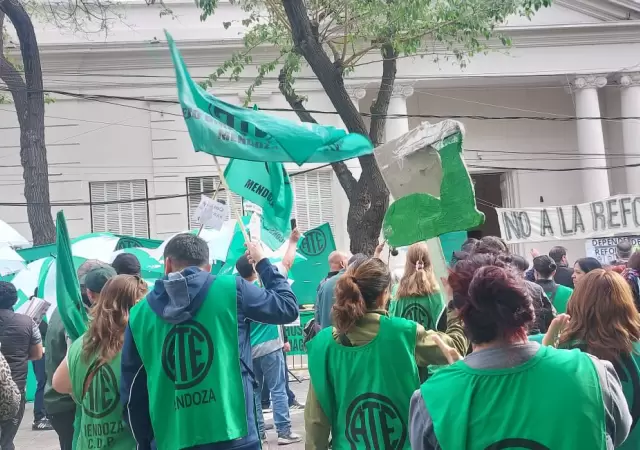 Estatales de Mendoza marcharon contra la reforma laboral en la Legislatura.