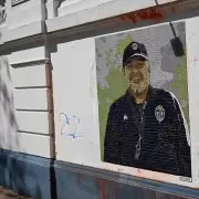 Vandalizaron el mural de Maradona en Gimnasia: La Plata repudi� el ataque y los socios lo restauraron