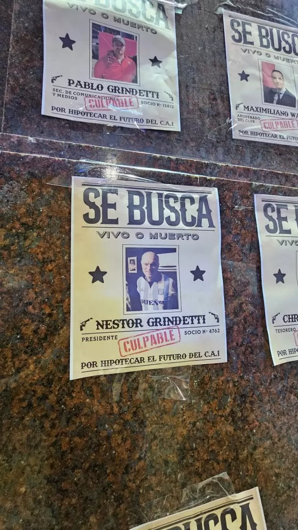 Los afiches en la sede del club en Avellaneda