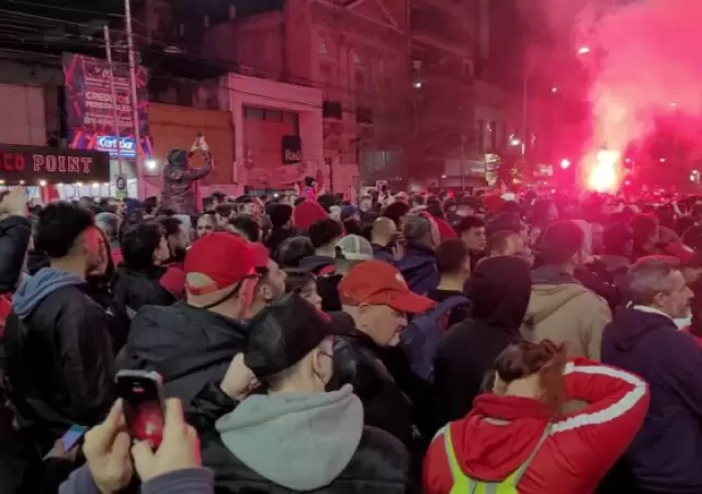 Los hinchas se convocaron frente a la sede del club
