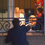 Ni el nietito lo esperaba: Guido Kaczka salió del estudio y comió empanadas con los vecinos