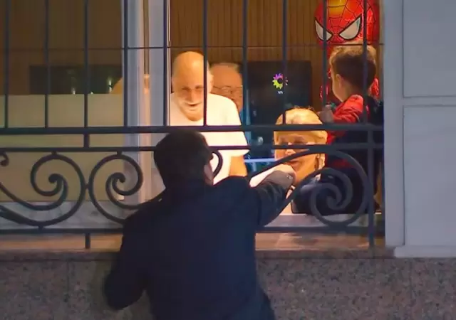 Guido Kaczka cen con los vecinos/ Fuente: Captura de video