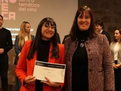Anal�a y Gabriela reciben su reconocimiento