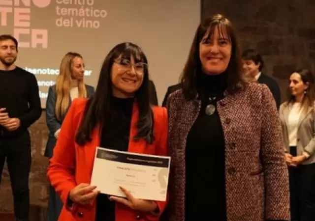 Anal�a y Gabriela reciben su reconocimiento