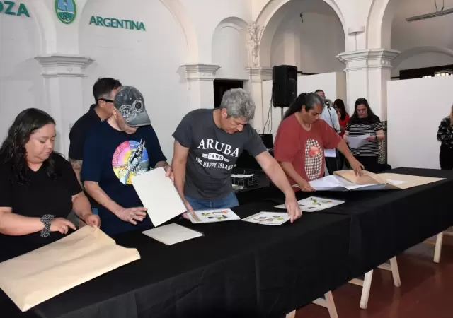 Concluida la apertura de sobres, el jurado comenz el anlisis detallado de cada proyecto. /