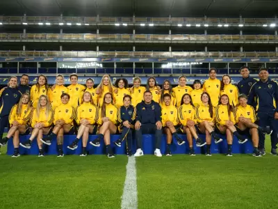 Riquelme y el plantel femenino para la Libertadores.