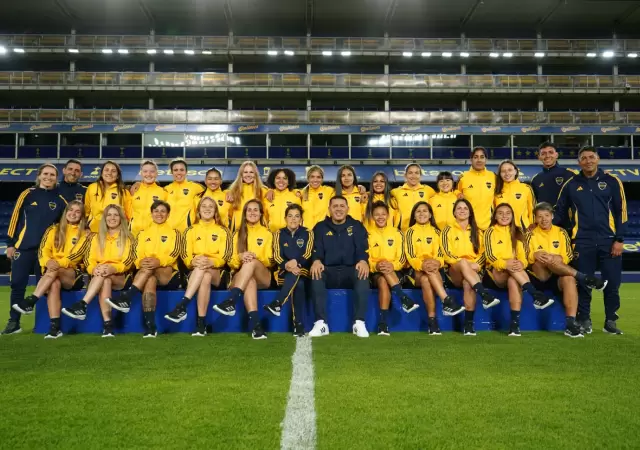 Riquelme y el plantel femenino para la Libertadores.