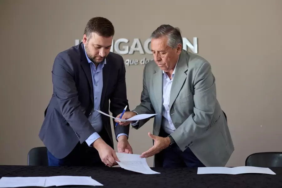 La firma del acuerdo entre Irrigaci�n y Emesa