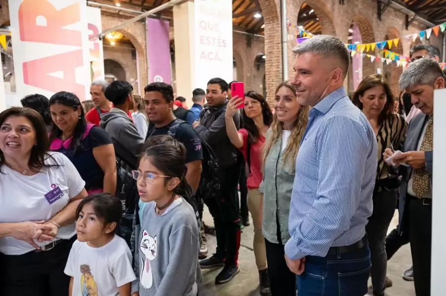 El intendente de Godoy Cruz, Diego Costarelli, visit� la muestra. (Foto: Municipalidad de Godoy Cruz)