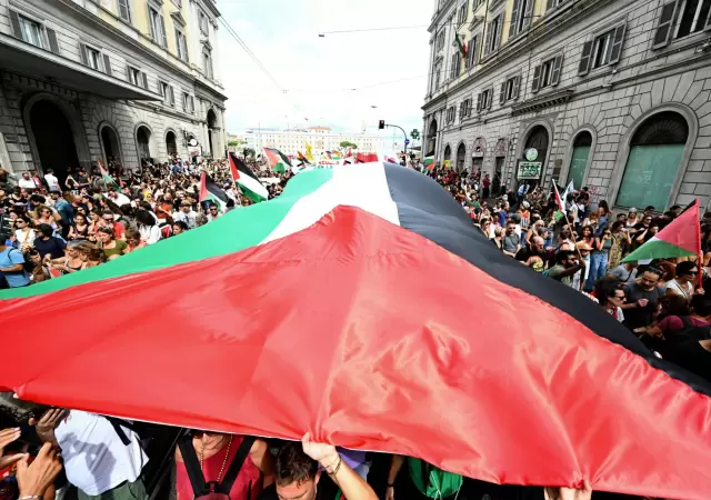 Las protestas tambi�n llegan al f�tbol, dado que manifestantes piden la suspensi�n del partido Italia vs. Israel.